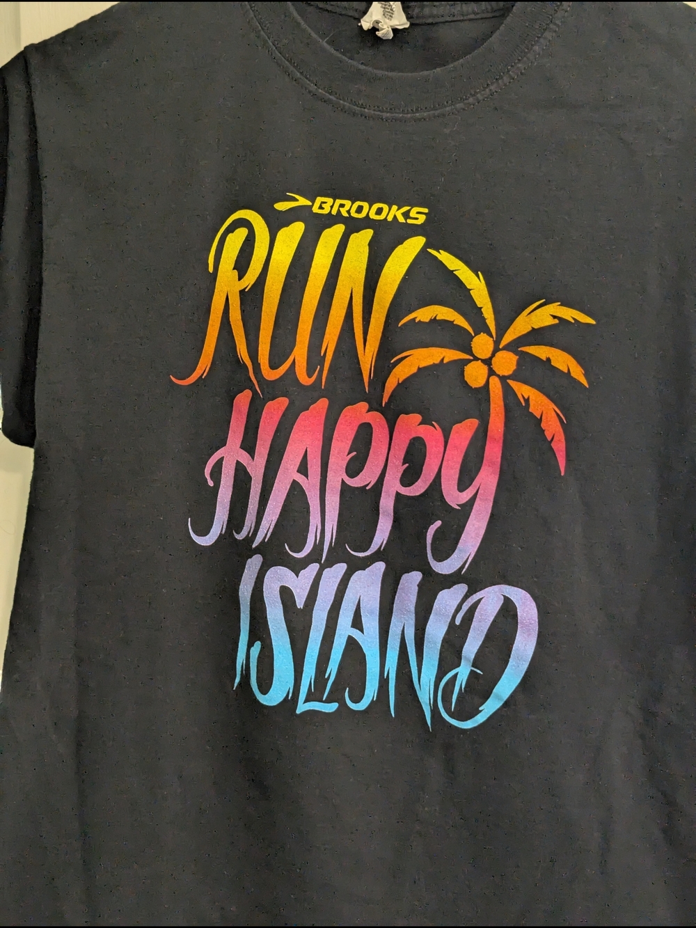 Brooks Run Happy Island Short Sleeve Tee - Black